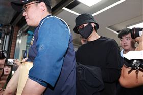 新北檢今天（21日）發動第三波搜索行動，知名藝人修杰楷、陳柏霖和Energy張書偉、棒棒糖小杰均遭拘提到案，4人皆坦承花費10萬到30萬不等價格，偽造高血壓企圖閃兵。（圖／記者鄭孟晃攝影）