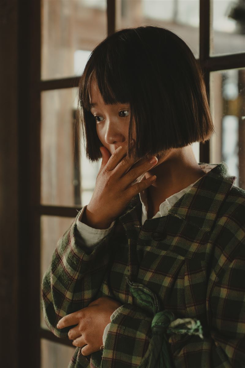 方郁婷為戲不懼挑戰 ！燒柴生火全程親自上陣。（圖／華文創提供）