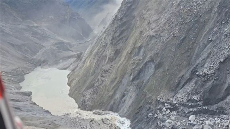 花蓮馬太鞍堰塞湖下方河道崩塌蓄水，「新堰塞湖」恐溢流畫面曝光。（圖／翻攝自林業及自然保育署花蓮分署）