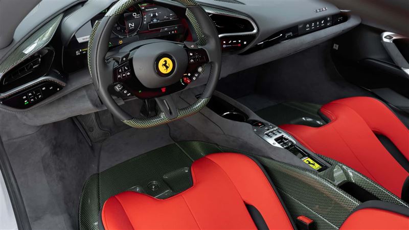 內裝採用碳纖維、Kevlar、深灰Alcantara搭配紅色賽車布料。（圖／翻攝Ferrari網站）