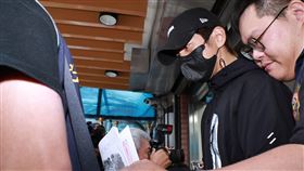 新北檢今天（21日）發動第三波搜索行動，知名藝人修杰楷、陳柏霖和Energy張書偉、棒棒糖小杰均遭拘提到案，4人皆坦承花費10萬到30萬不等價格，偽造高血壓企圖閃兵。（圖／記者鄭孟晃攝影）