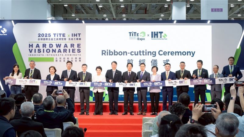 台灣國際五金工具博覽會 × 五金工業展盛大展開，總統賴清德（中）、台中市長盧秀燕（左6）等皆有出席。（圖／翻攝自賴清德臉書）