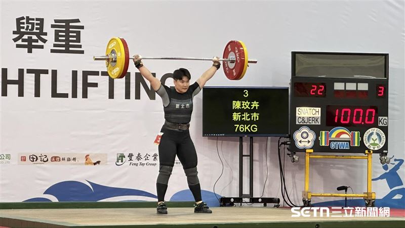 新北市舉重好手陳玟卉以抓舉100公斤、挺舉129公斤，總和229公斤，摘下個人全運會第4面金牌。（圖／記者蔡厚瑄攝影）