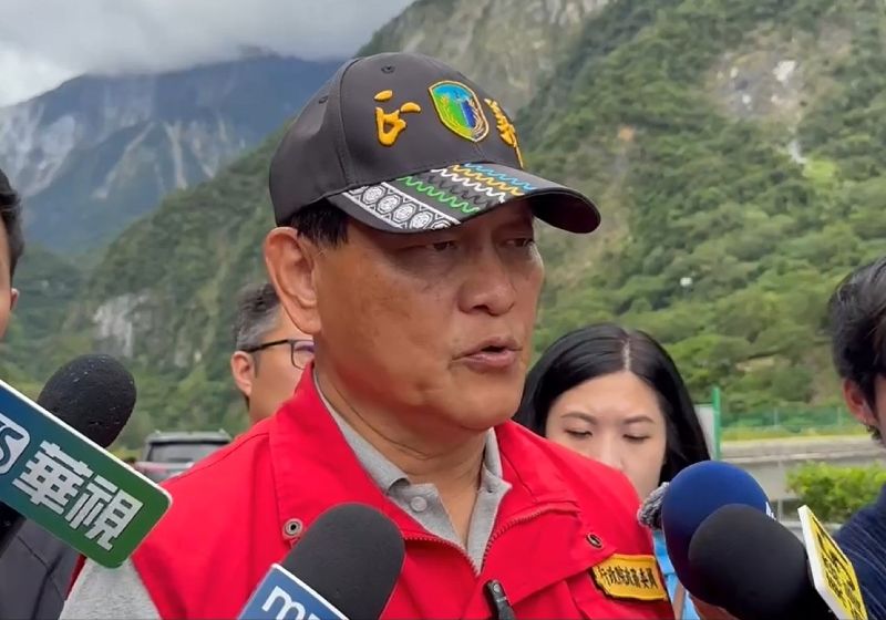 前進協調所總協調官季連成（前）21日前往立霧溪燕子口堰塞湖視察時受訪表示，新堰塞湖滿水位約50萬到60萬噸，即便壩堤沖毀，所有水往下流，水位只增加50到70公分，根據觀察20至24小時會開始溢流