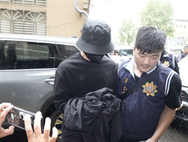 陳柏霖抵達地檢署。（圖／記者鄭孟晃攝影）