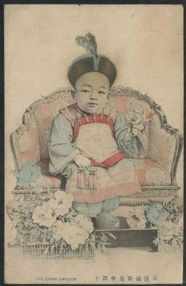 這張照片被認為是溥儀唯一公開的幼年影像，民國時期還發行為明信片。（圖／翻攝自百度百科）