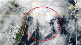 雨還沒下完？台灣旁邊出現「同心圓波狀雲」　鄭明典：恐是強烈對流。（圖／鄭明典臉書）