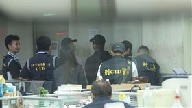 修杰楷、陳柏霖、書偉及小杰等4人抵達地檢署後拆除手銬的情形。（圖／記者鄭孟晃攝影）