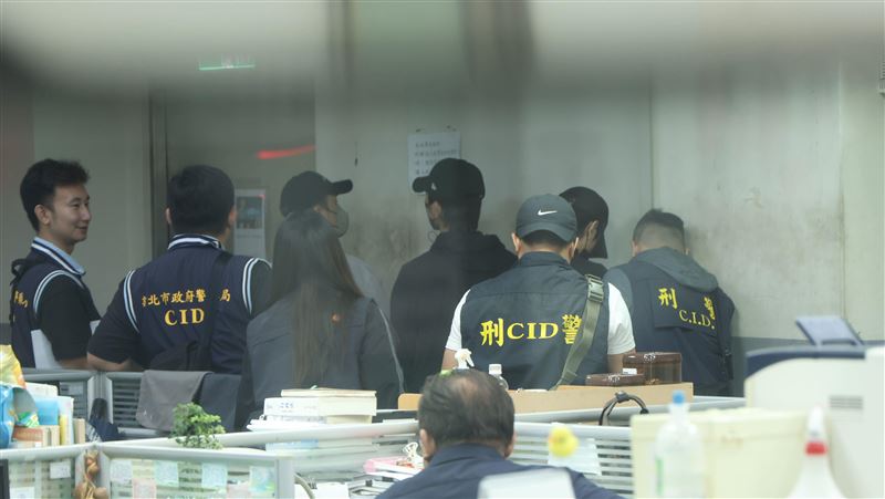 修杰楷、陳柏霖、書偉及小杰等4人抵達地檢署後拆除手銬的情形。（圖／記者鄭孟晃攝影）