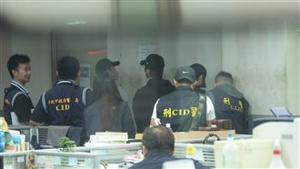 新／閃兵4藝人抵達地檢　拆手銬畫面曝光