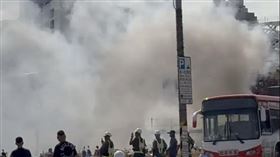 緊鄰台中車站！工地倉庫起火雜物狂燒　大量濃煙狂噴籠罩街道