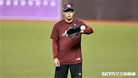 台灣大賽G3，樂天桃猿投手莊昕諺賽前練投。（圖／記者劉彥池攝影）