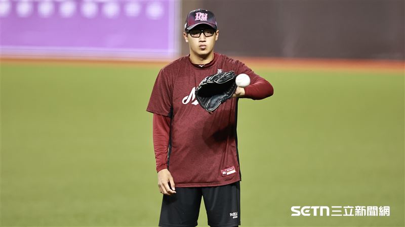 樂天桃猿投手莊昕諺賽前練投。（圖／記者劉彥池攝影）