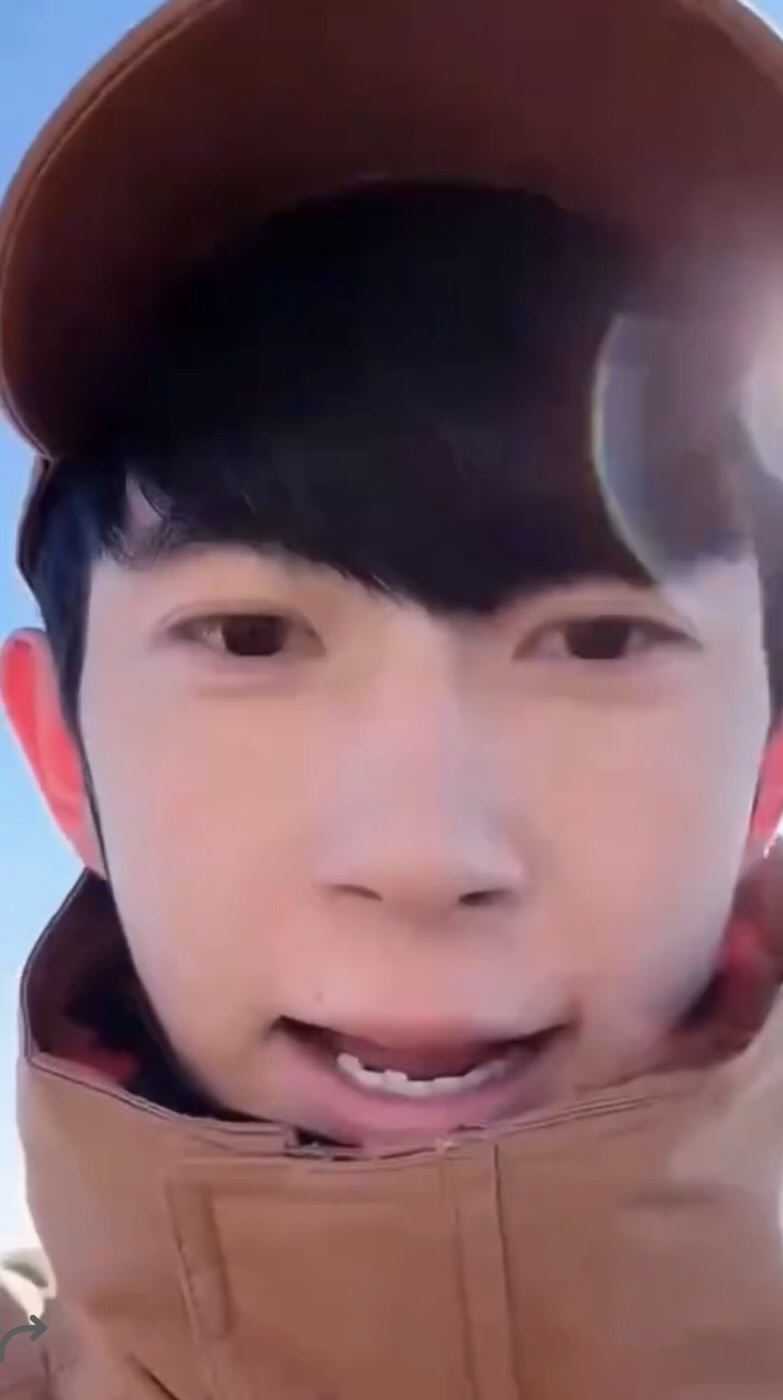 網友發現于朦朧下排牙齒消失。（圖／翻攝自Threads）