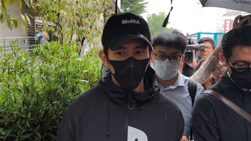 修杰楷50萬交保後離開。（圖／記者莊淇鈞攝影）