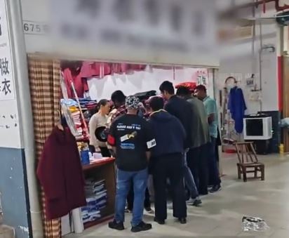 觀光客赴中把「壽衣」誤以為是傳統慶典服飾，想買回去卻遭老闆拒絕。（圖／翻攝自微博）