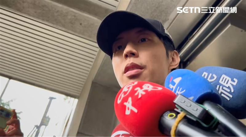小杰步出地檢署鞠躬道歉：年輕不懂事；但4人如何搭上陳姓主嫌，皆推稱「忘記了」。（圖／記者莊淇鈞攝影）