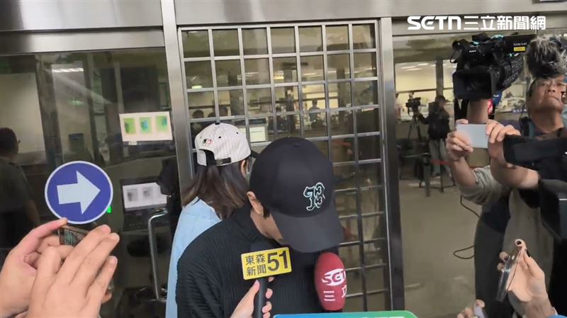 棒棒堂小杰遭裁定交保後露面受訪，4度點頭鞠躬道歉，坦承做錯事。（圖／記者莊淇鈞攝影）