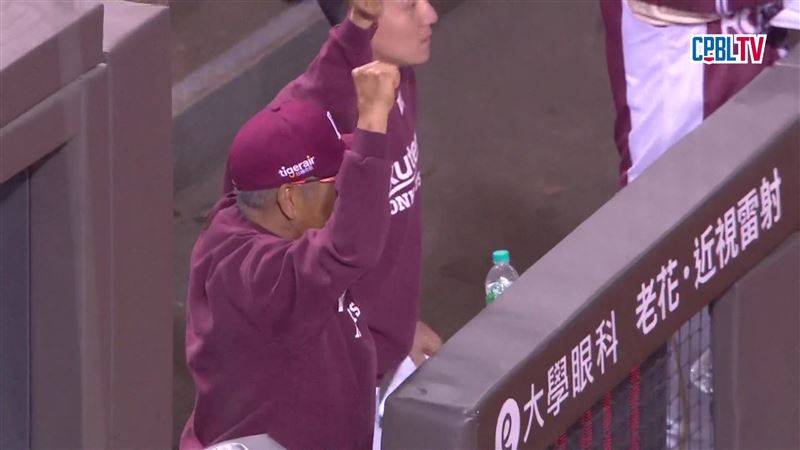 樂天桃猿總教練古久保健二，從抱頭到振臂。（圖／翻攝自CPBLTV）