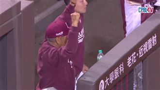 從抱頭到振臂　古久保：手不自覺舉起來了