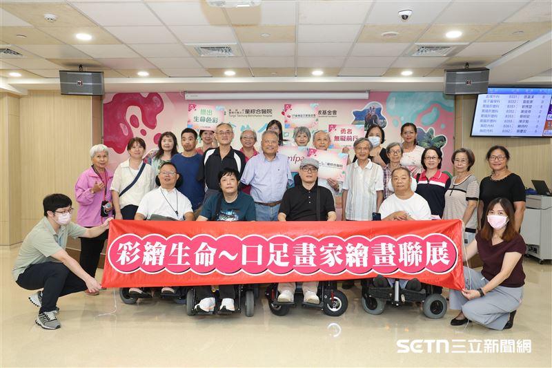近日台中童綜合醫院地下一樓轉角藝術空間，展出謝坤山老師協同陳世峰、童福財、林宥辰、廖瑞金、張家勳、曾啟雄、簡榮男等口足畫家的40幅畫作，讓大家可以看到他們不氣餒的生命精神與態度。（圖／院方提供）