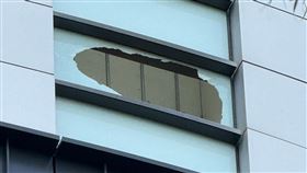 新光三越,台中,強風,外牆,玻璃,破裂,吹破（圖／網友2009alegria授權提供） 