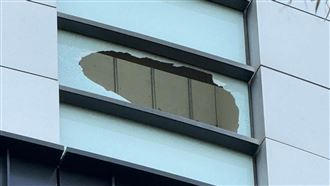 狂風來襲？台中新光三越外牆窗破畫面曝