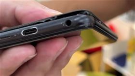 平板送修突竄火! 手機行店員嚇傻急丟地滅火