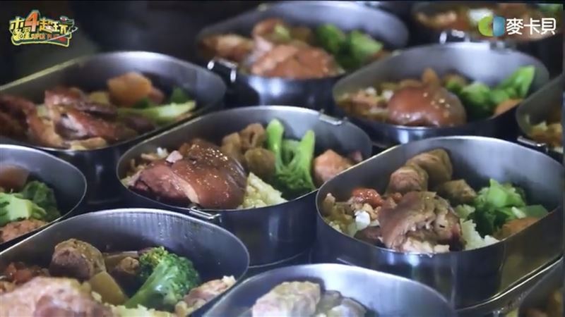 邰智開箱國軍教召野炊營，大讚：「實在太美味了，我吃了兩個鐵盒便當。」（圖／翻攝自木曜4超玩YouTube）
