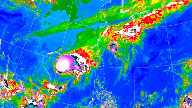 受到颱風外圍環流及東北季風南下影響，共伴效應攜大量雨勢，北部、東部出現多地積淹水。（圖／翻攝自中央氣象署）