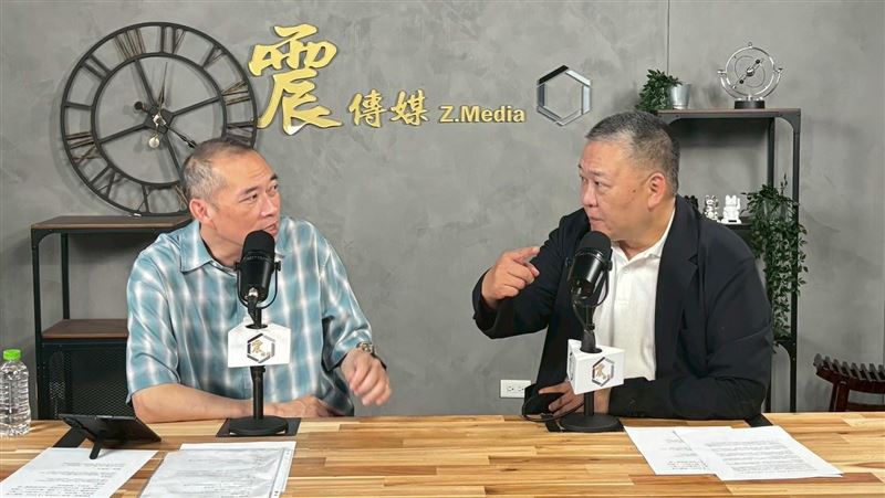 吳崑玉（右）說，黃國昌敢告最好，但他相信民進黨立委王義川的論點，黃此舉就是在轉移焦點。（圖／震傳媒提供）