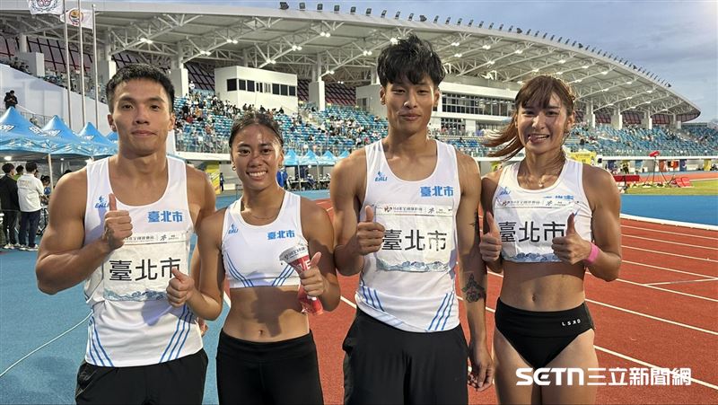 代表臺北市隊出賽的葛吳諺明、柳辰諭、王喬弘以及廖晏均(左起)在雲林全運會4X400公尺混合接力跑出破全國紀錄3分24秒03。（圖／記者蔡厚瑄攝影）