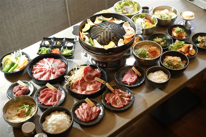 「大黑拼盤」可一次品嚐四大經典部位羊肩里肌、羊里肌、羊腿肉、羊菲力。(圖／旭川成吉思汗&nbsp;大黑屋提供）