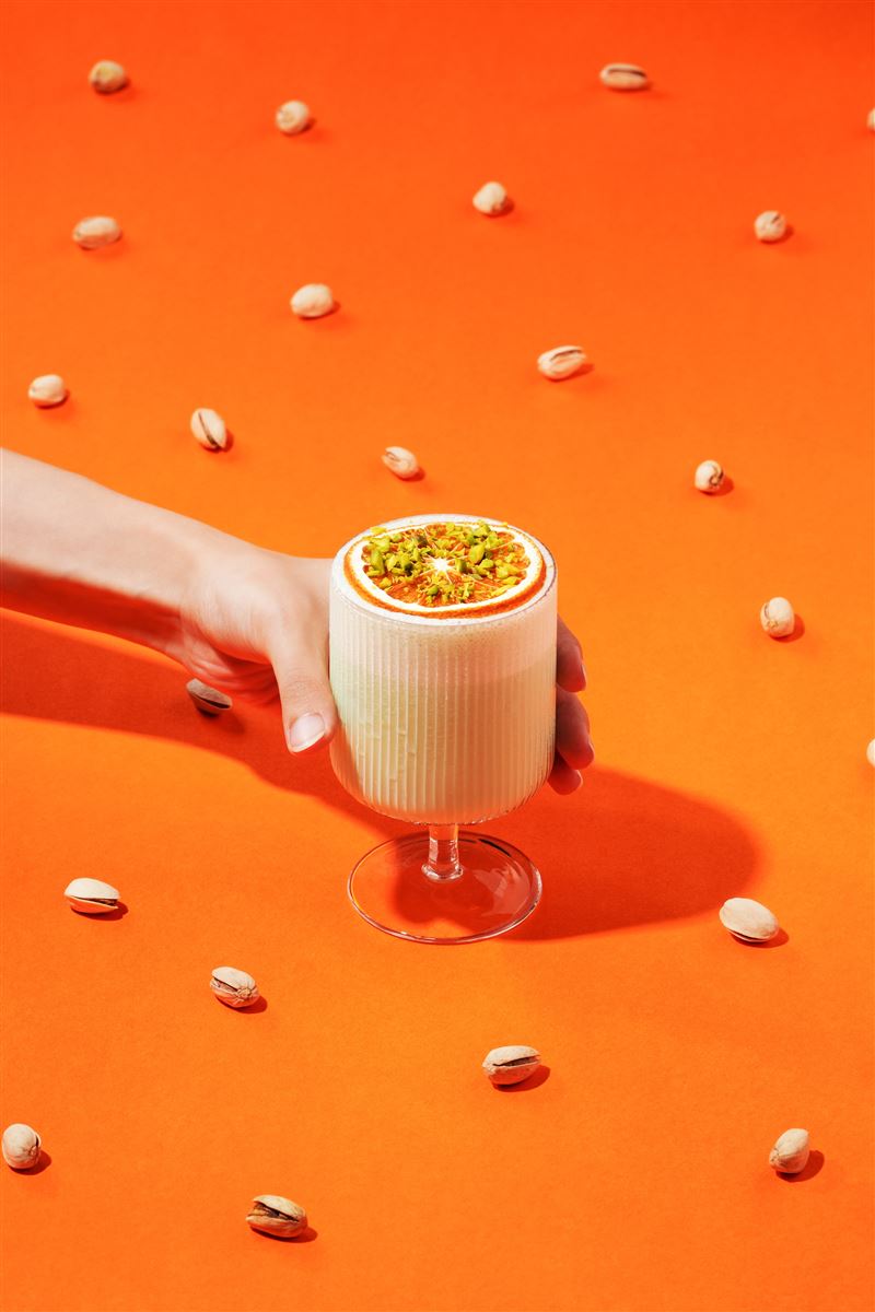 台北W飯店WOOBAR下午茶系列「W Tipsy Tea」，攜手開心果甜點專賣品牌PISTA CIAO，推出全新主題雙人套餐。（圖／飯店旅宿業者提供）