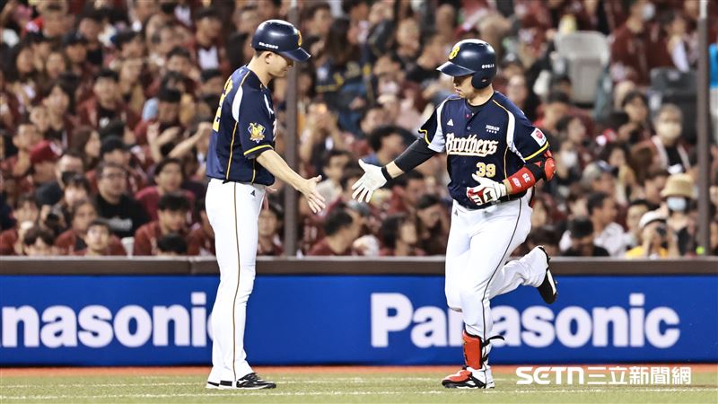 台灣大賽G3，中信兄弟左外野手詹子賢首打席炸裂。（圖／記者劉彥池攝影）