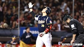 台灣大賽G3，中信兄弟左外野手詹子賢首打席炸裂，回本壘手指向天空。（圖／記者劉彥池攝影）