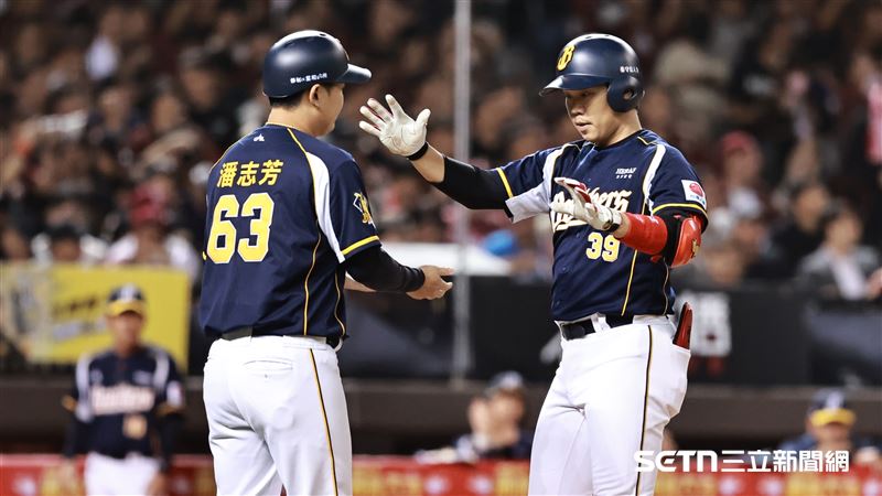 台灣大賽G3，中信兄弟左外野手詹子賢首打席炸裂，回本壘和一壘指導教練潘志芳擊掌。（圖／記者劉彥池攝影）