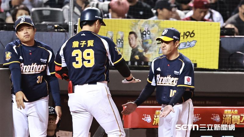 台灣大賽G3，中信兄弟左外野手詹子賢首打席炸裂，回休息區和總教練平野惠一擊掌。（圖／記者劉彥池攝影）