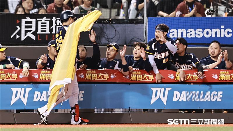 台灣大賽G3，中信兄弟左外野手詹子賢首打席炸裂，回休息區和隊友擊掌。（圖／記者劉彥池攝影）
