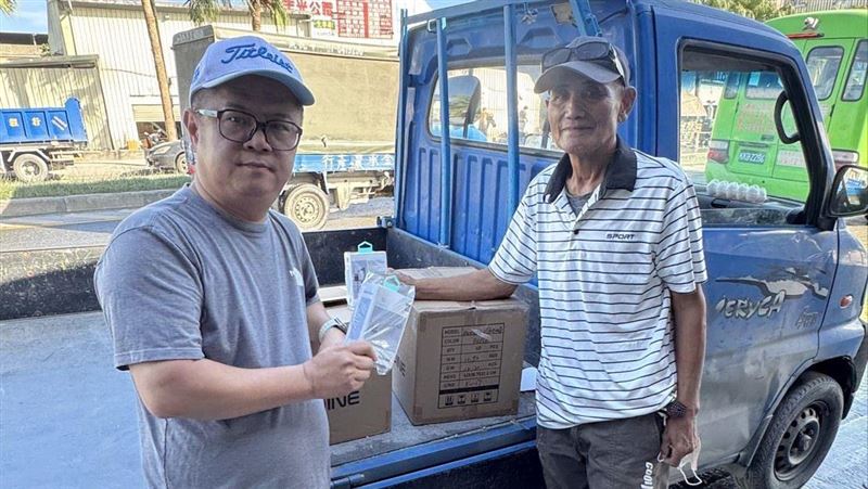 花蓮光復鄉災後重建持續，吳嘉雄17日化身「3C超人」，載運兩箱行動電源從台北南下花蓮，轉交光復鄉劉貴滿村長，再由村長分發至各村協助災民及志工使用。（圖／業者提供）