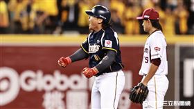 台灣大賽G3，中信兄弟三壘手王政順敲出二壘安打送回王威晨。（圖／記者劉彥池攝影）