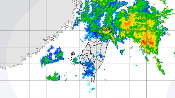 今日受到東北季風及低氣壓影響，北部、東部雨勢明顯。（圖／翻攝自中央氣象署）