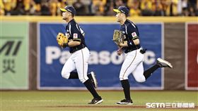 台灣大賽G3，中信兄弟二壘手岳東華、右外野手宋晟睿單局上演2次美技。（圖／記者劉彥池攝影）