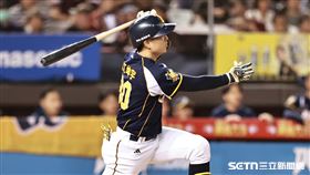 台灣大賽G3，中信兄弟游擊手江坤宇左外野方向飛球被美技沒收。（圖／記者劉彥池攝影）