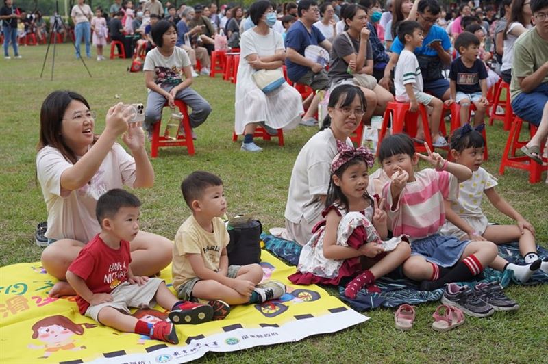 2025台南客家文化藝術節，活動設置野餐區，讓大人小孩席地而坐觀賞演出。（圖／台南市政府客委會提供）