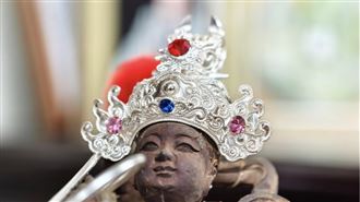 ▲迷你神帽只有一個硬幣大小。（圖／翻攝自金冠佛帽-春福神盔粉絲專頁）