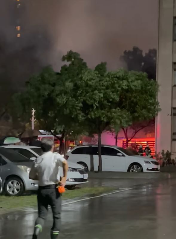 台北市士林地方法院及地檢署旁的停車場發生火警。（圖／翻攝自臉書靠北天母幫）