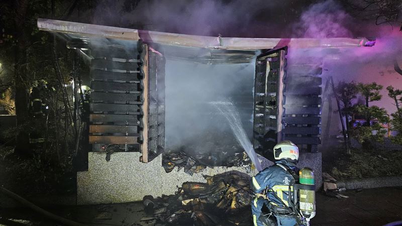 士林地方法院、士林地檢署旁停車場發生火警，消防出動5車14人到場灌救。（圖／翻攝畫面）