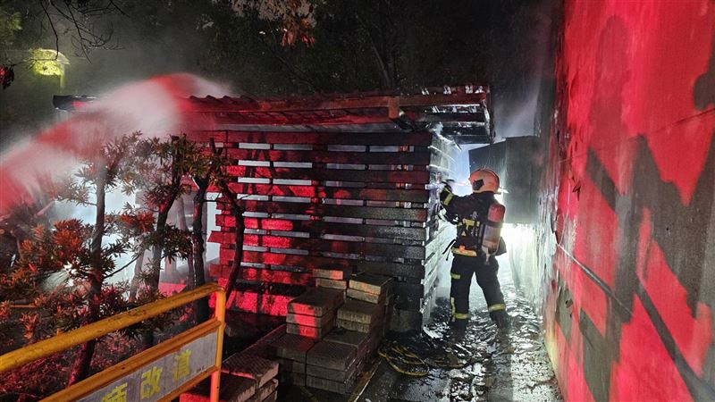 士林地方法院、士林地檢署旁停車場發生火警，消防出動5車14人到場灌救。（圖／翻攝畫面）