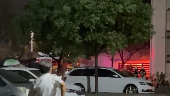 新／士林地檢後方停車場大火！消防急灌救